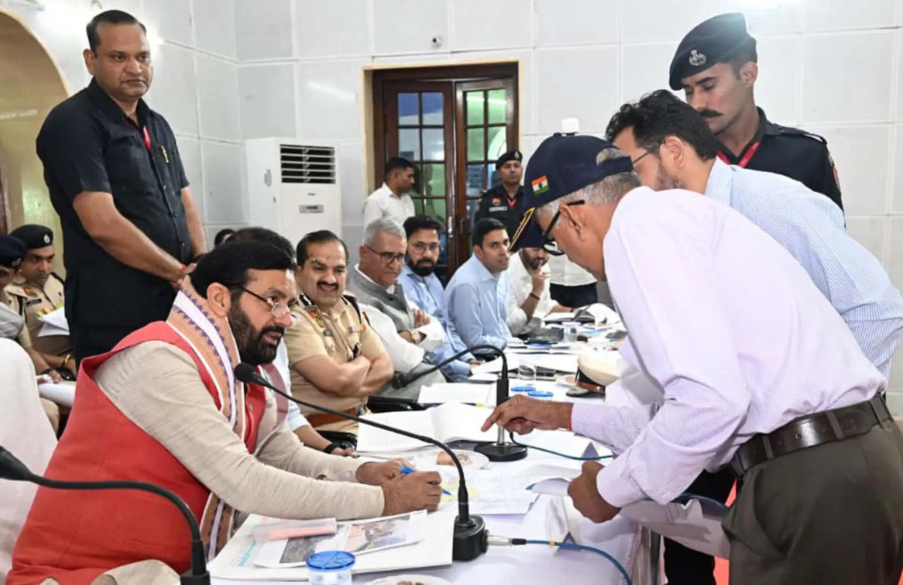 गुरुग्राम: सीएम ने दौलताबाद गांव में बिल्डराें की बनाई अवैध दीवार गिराने के दिए आदेश