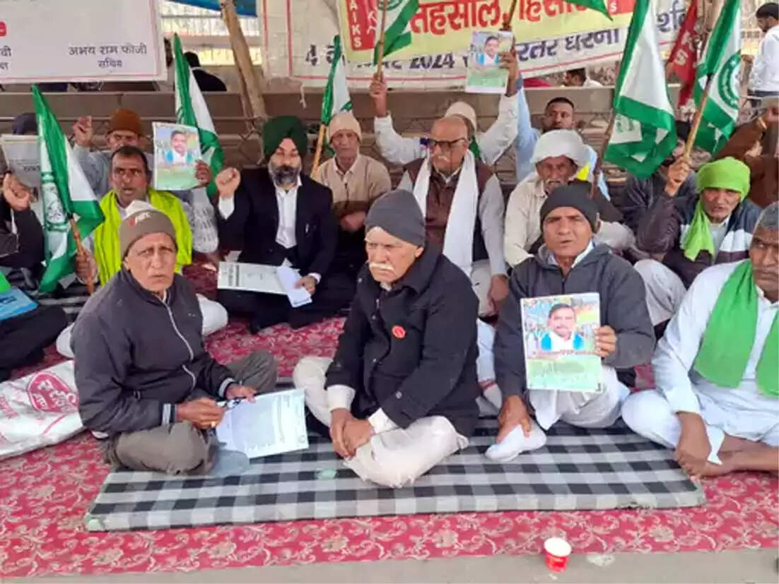 हिसार : तमिलनाडु के किसान नेताओं की रिहाई की मांग पर किसानों ने दिया धरना