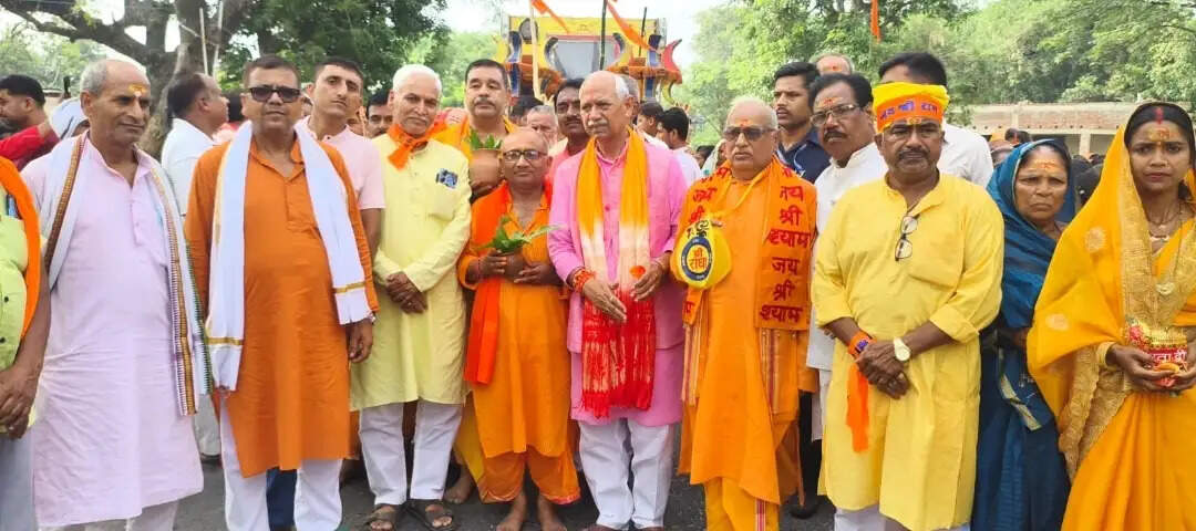कलश यात्रा के साथ धार्मिक अनुष्ठान में शामिल हुए सांसद जनार्दन सिंह सिग्रीवाल