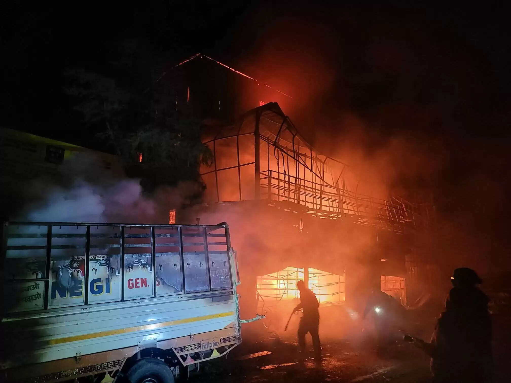 गबनीगांव में लगी आग, दो वाहन क्षतिग्रस्त