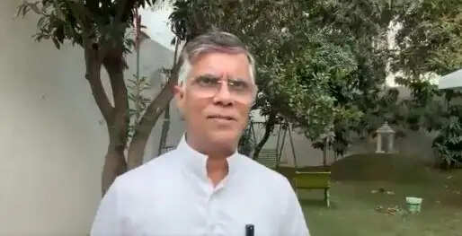 प्रदर्शन वहीं होता है, जहां लोगों को दिखता है: पवन खेड़ा