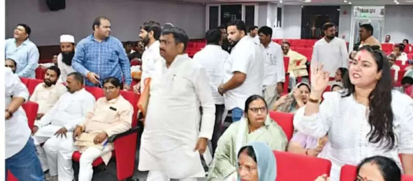 भाजपा महानगर अध्यक्ष ने मनाया जश्न तो महापौर ने कर दी चुनाव प्रक्रिया निरस्त
