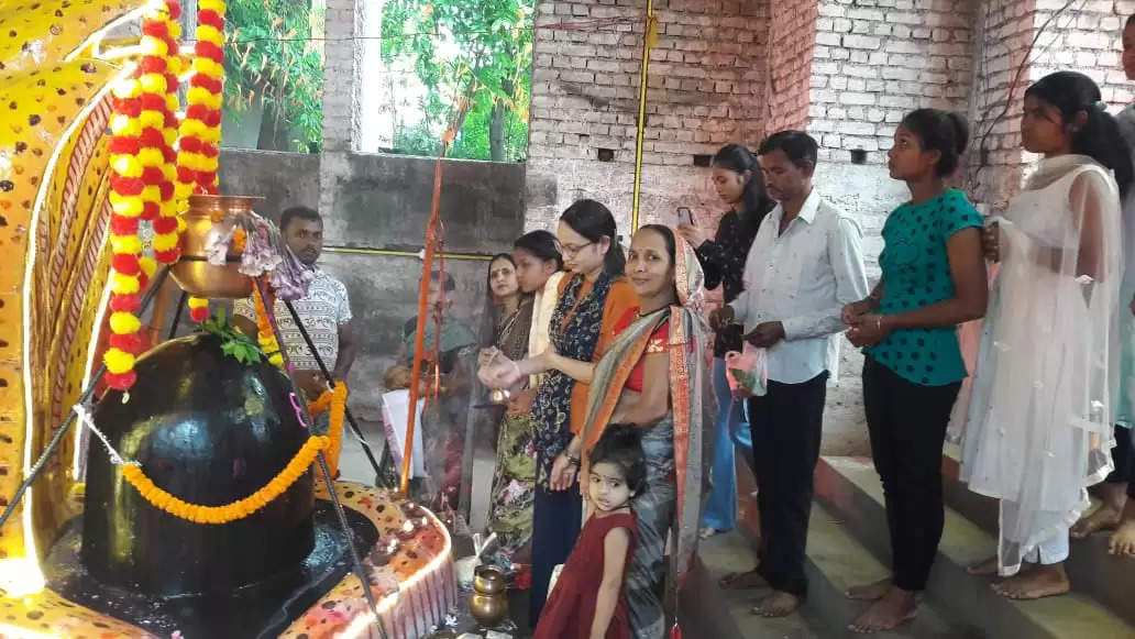 नाग पंचमी पर सैकड़ों बरस पुराने नागदेव मंदिर में लगी भक्तों की भीड़