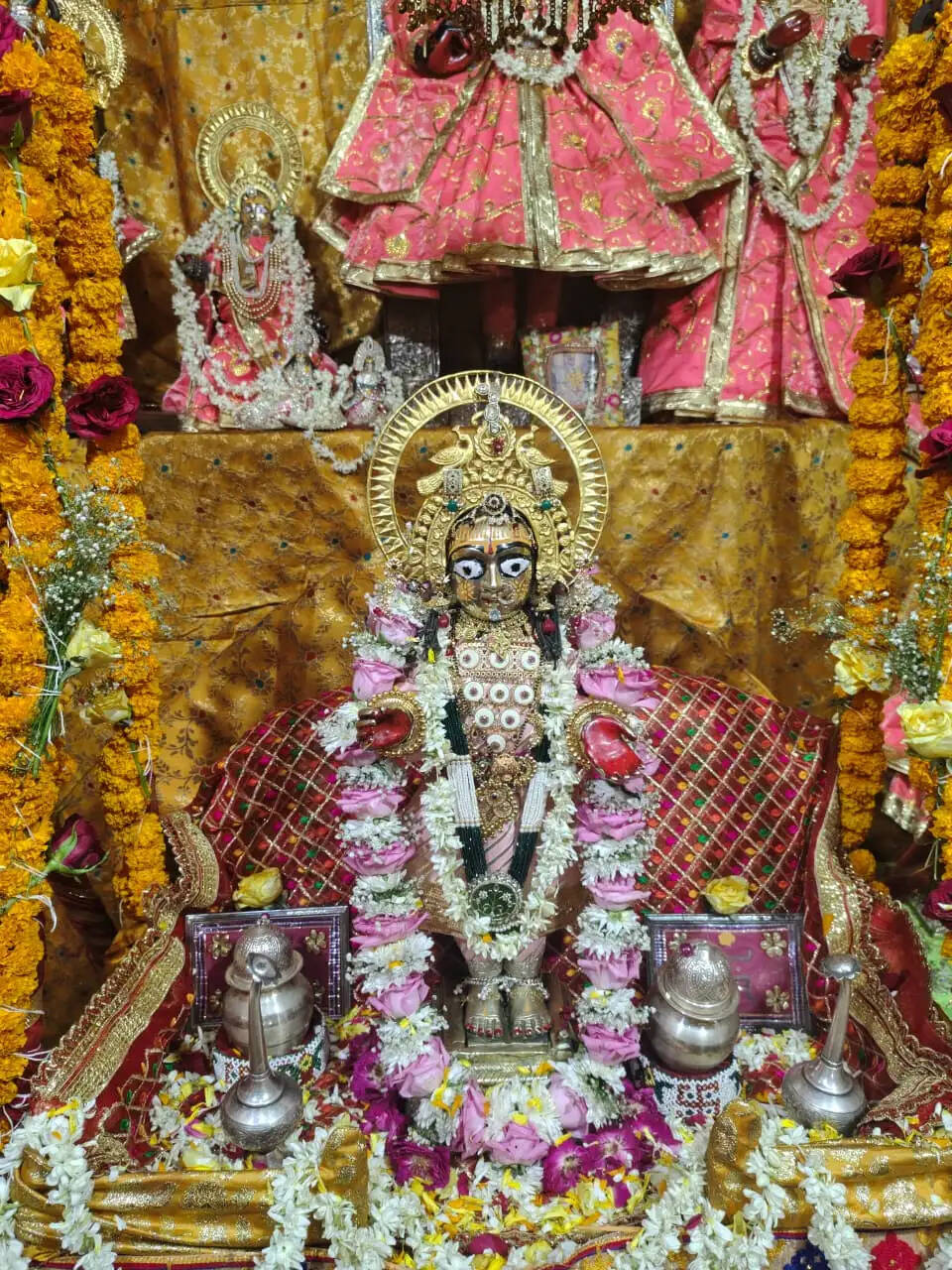 श्रीराम मंदिरों में किशोर जी का पंचामृत से जन्माभिषेक कर नवीन पोशाक धारण कराई