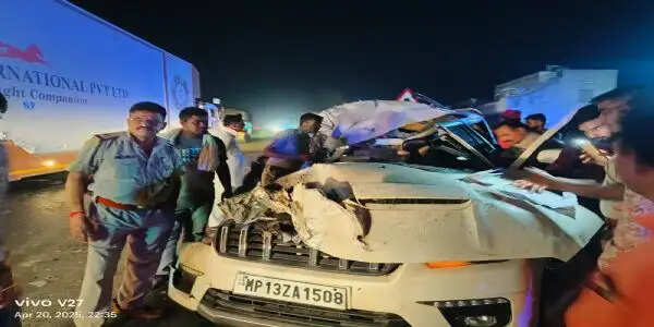 श्रद्धालुओं की कार डिवाइडर से टकराकर ट्रक से भिड़ी, 4 की मौत, 3 घायल