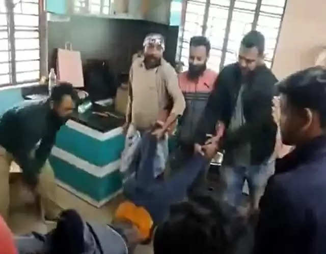 पश्चिम बंगाल में युवती के साथ मारपीट का वीडियो वायरल होने के बाद पुलिस ने दो को किया गिरफ्तार