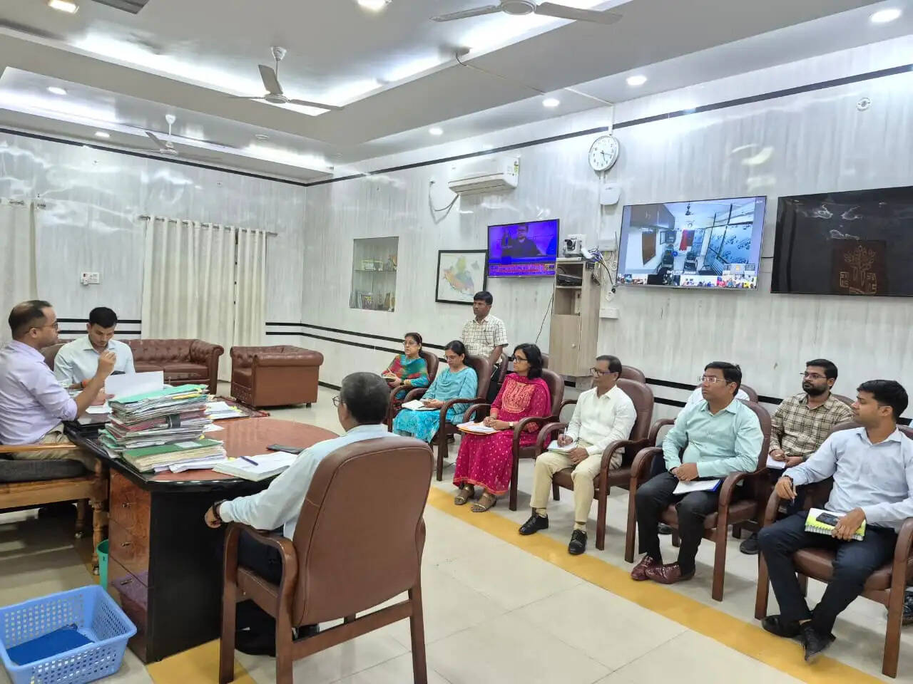 विद्युत परियोजनाओं एवं आर.ओ.डब्ल्यू. के बाधाओं का होगा शीघ्र समाधान: जिलाधिकारी