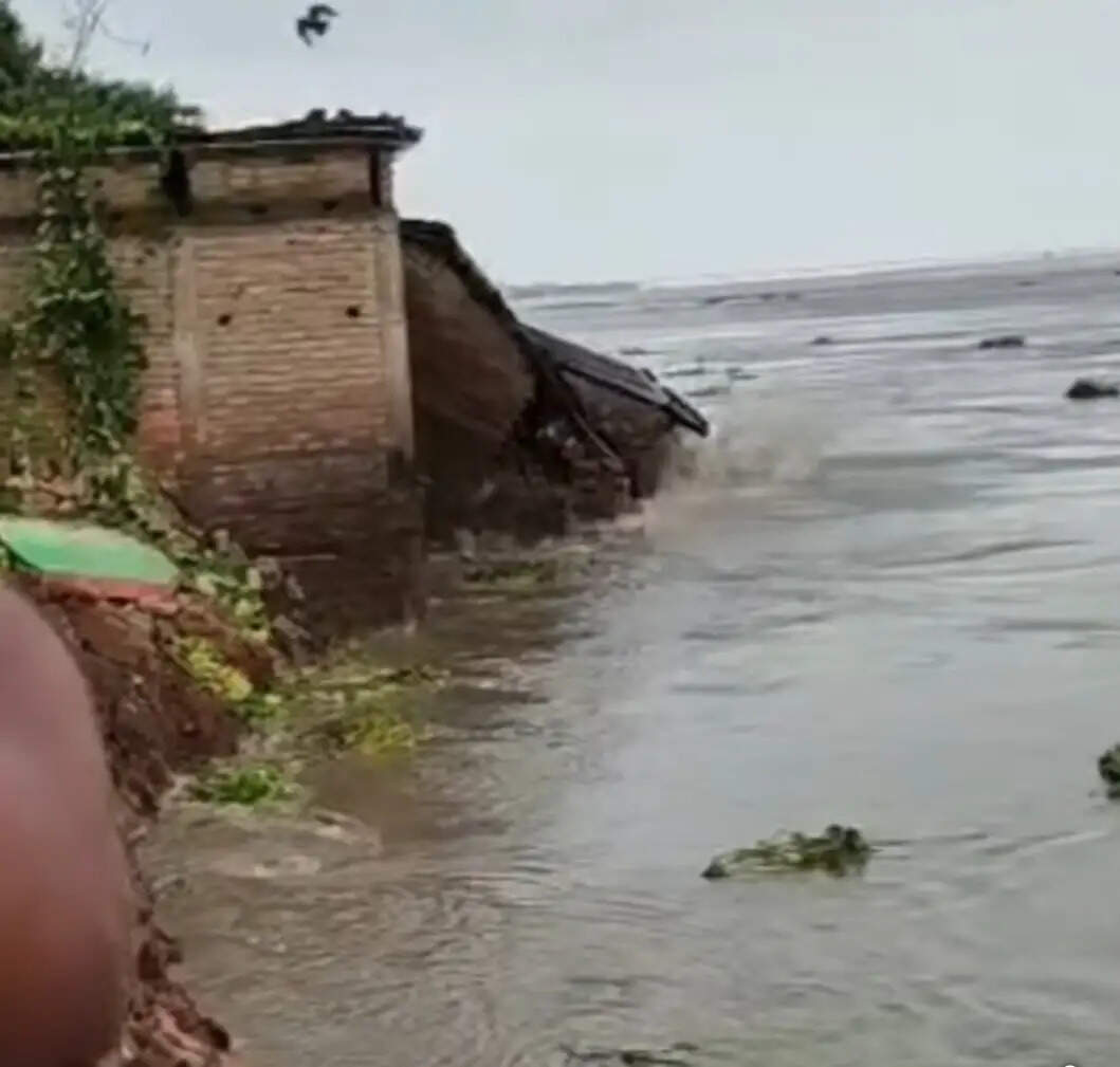 भागलपुर के इंग्लिश गांव में भीषण कटाव, कई आशियाने नदी में विलीन, दर्जनों मुहाने पर