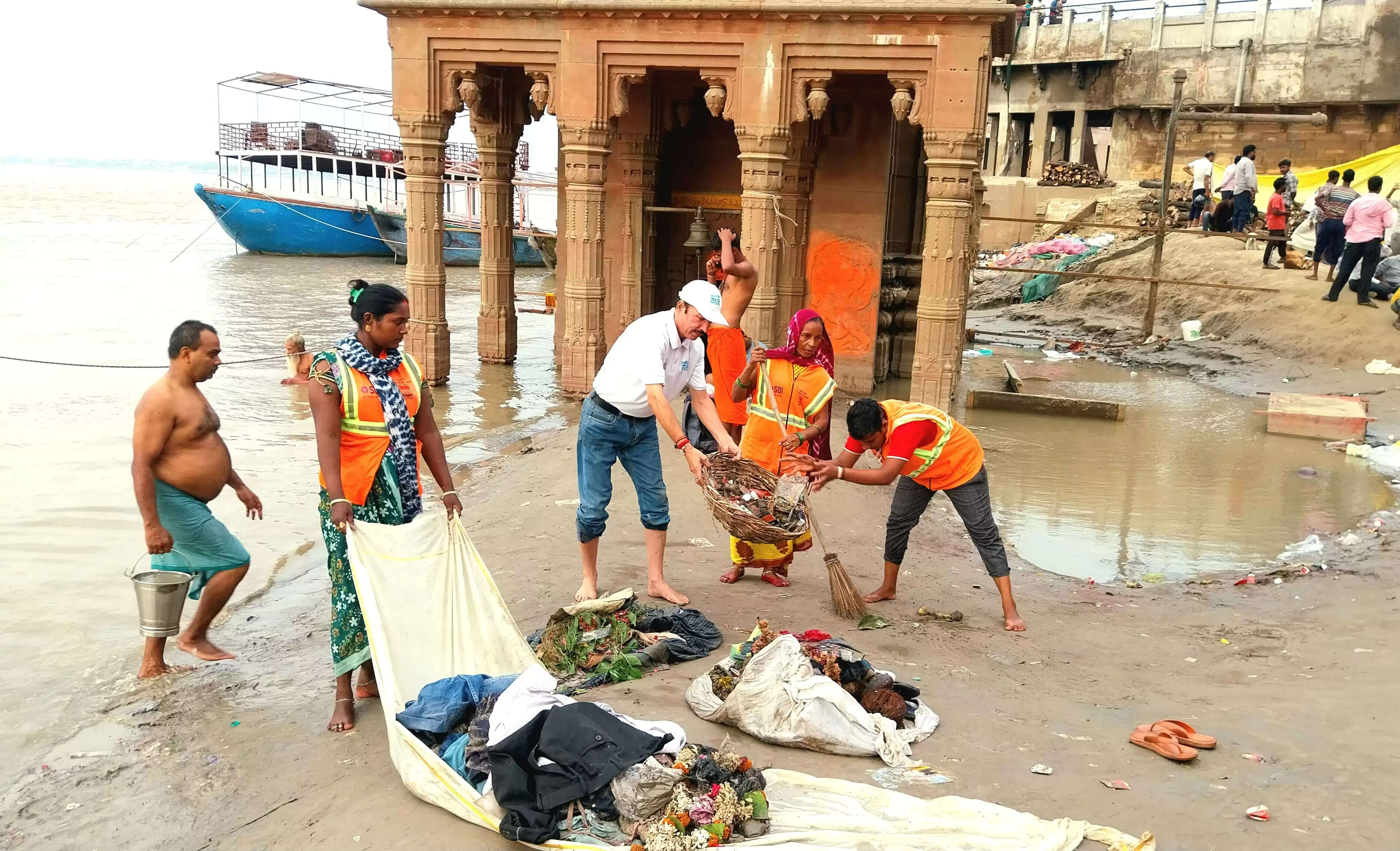 वाराणसी: बाढ़ के बाद मणिकर्णिका घाट पर पसरी गंदगी को किया गया साफ