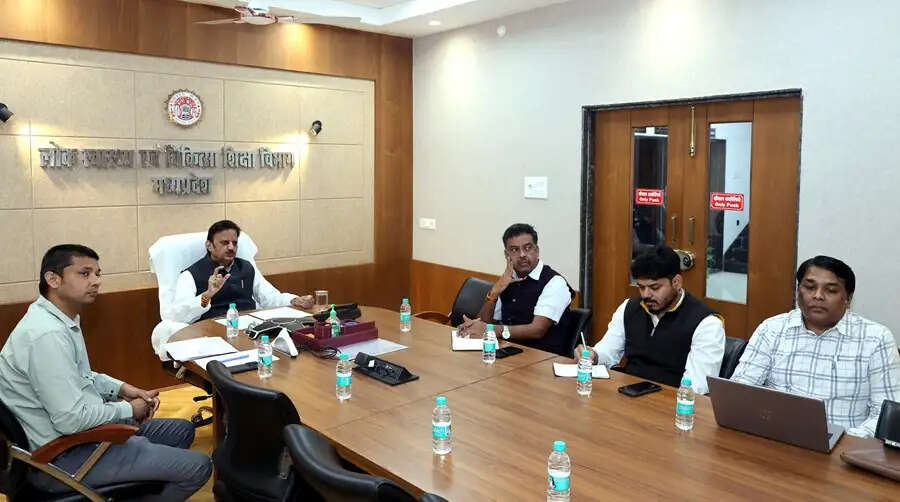 चिकित्सक समयबद्ध और गुणवत्तापूर्ण सेवाएं प्रदान कर मैदानी अमले से निरंतर संवाद बनाए रखें : उप मुख्यमंत्री शुक्ल