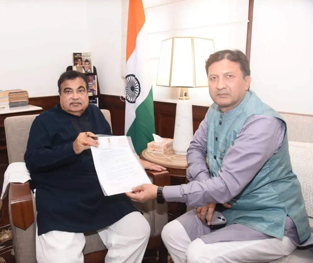 हिमाचल की दो फोरलेन परियोजनाओं को लेकर नितिन गडकरी से मिले सांसद सिकंदर कुमार
