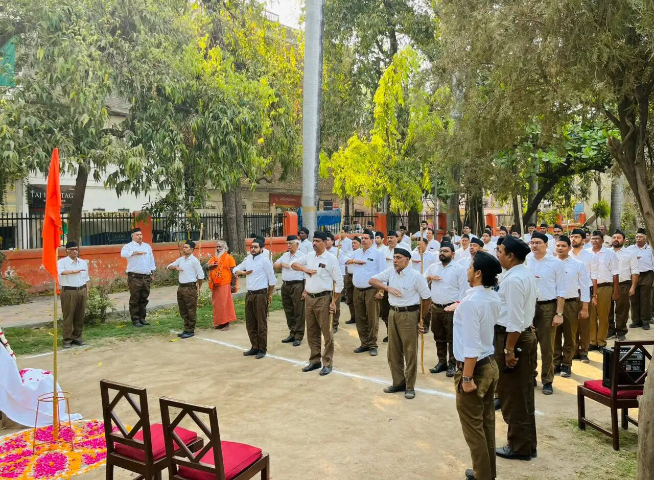 चैत्र शुक्ल प्रतिपदा: संघ संस्थापक डॉ हेडगेवार के जन्मदिवस पर स्वयंसेवकों ने पूर्ण गणवेश में प्रणाम निवेदित किया