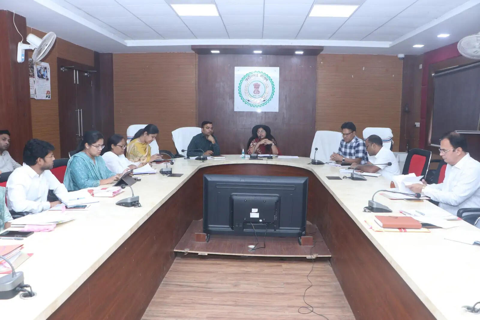 सूरजपुर : राजस्व प्रकरणों के समयबद्ध निराकरण पर कलेक्टर सख्त, अधिकारियों को दिए निर्देश