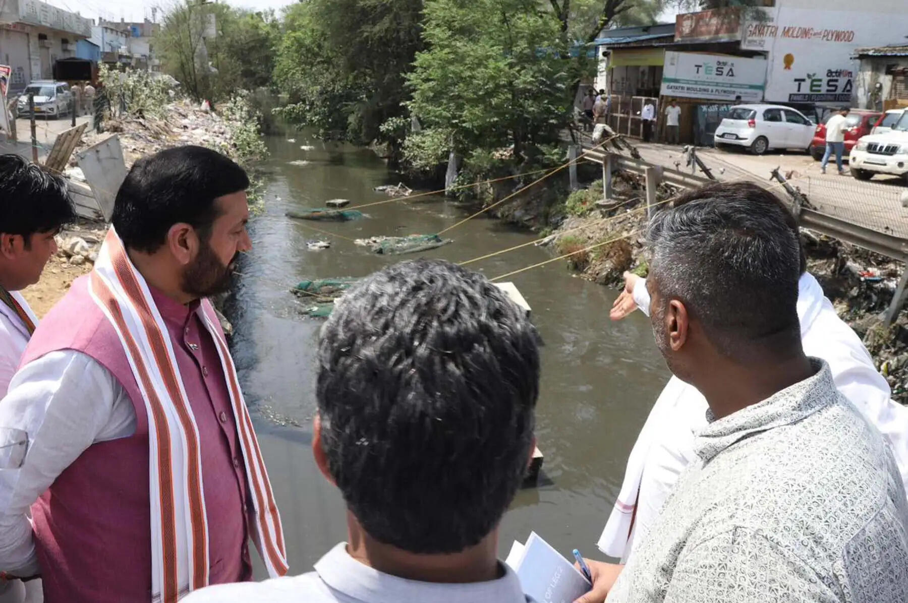 गुरुग्राम: मुख्यमंत्री ने एनएच-48 पर देखी सफाई, अशोक विहार में नाले का निरीक्षण