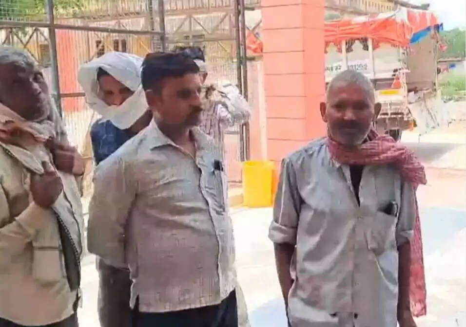 फंदे पर लटका मिला युवक का शव, पत्नी की हत्या में गया था जेल