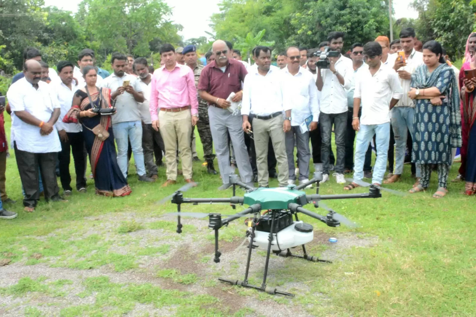 जांजगीर: विधायक, कलेक्टर, सीईओ ने किया ‘ड्रोन स्पेयर एवं महिला किसान सेवा केन्द्र‘ का उदघाटन