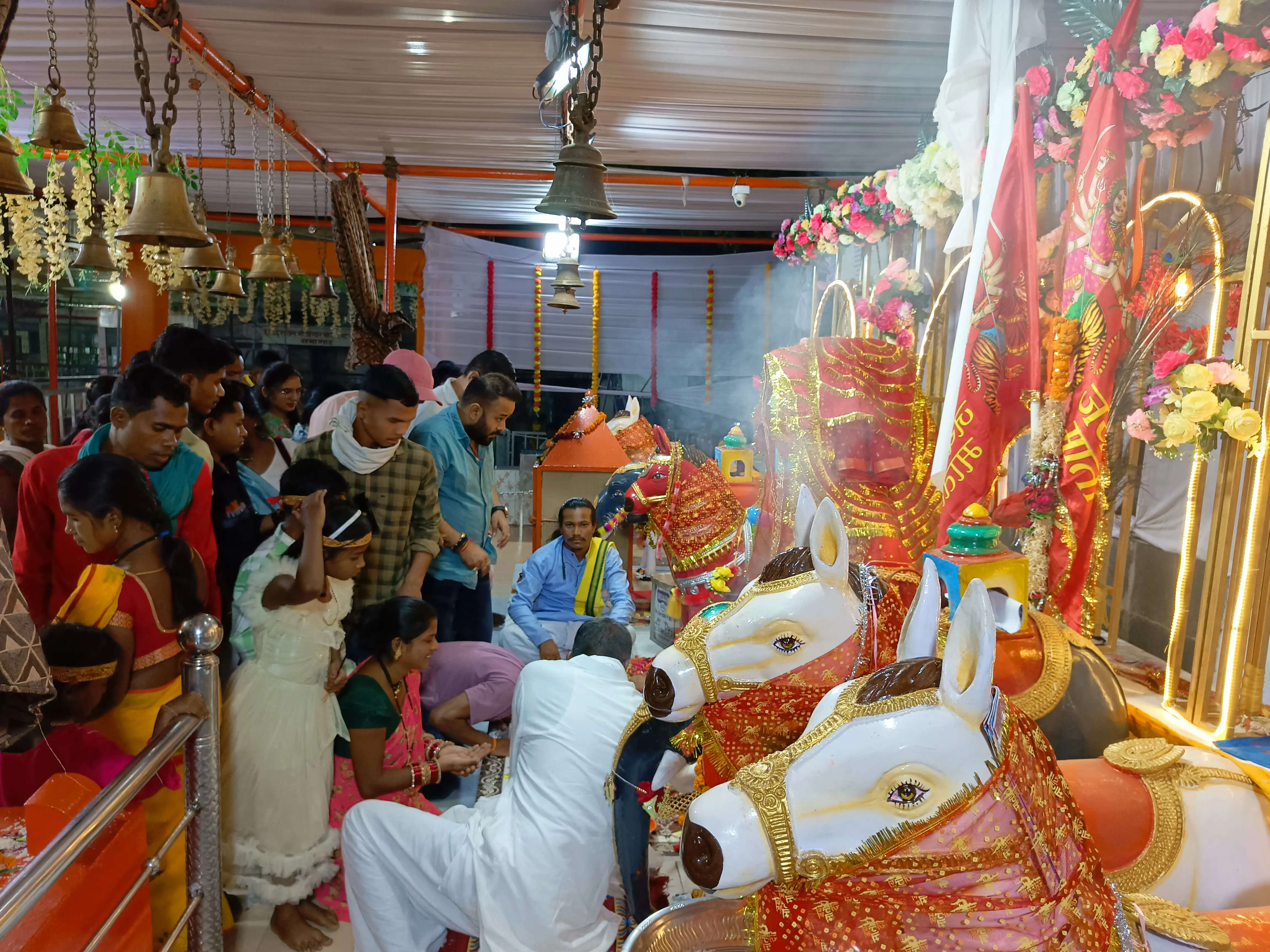मां अंगारमोती धाम में फाल सीलिंग को लेकर विवाद गहराया