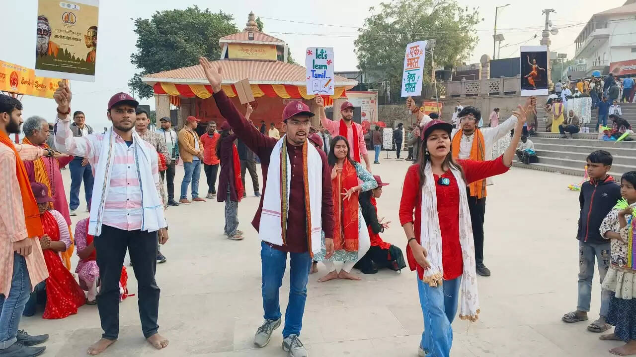 काशी–तमिल संगमम् 4.0 :अस्सीघाट पर नुक्कड़ नाटक से सांस्कृतिक जागरूकता