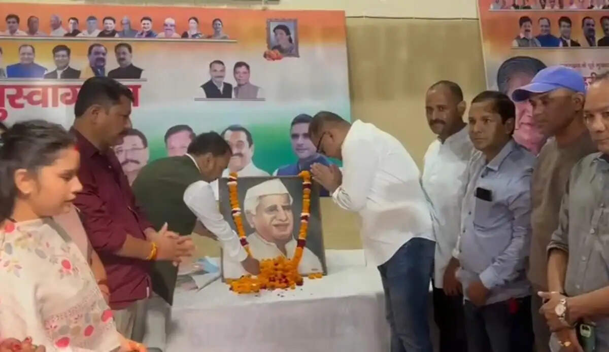 जयंती पर विकास पुरुष को किया नमन स्वराज आश्रम में जुटे कांग्रेसी