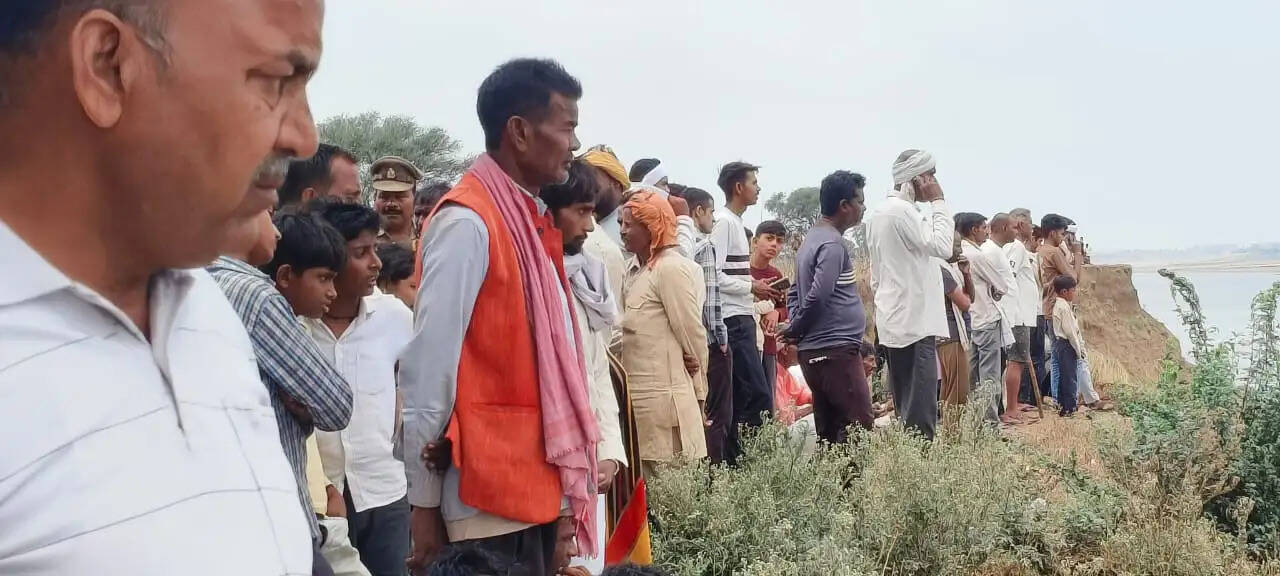 हमीरपुर नाव हादसा: महिला और चार बच्चों के शव मिले, एक अब भी लापता