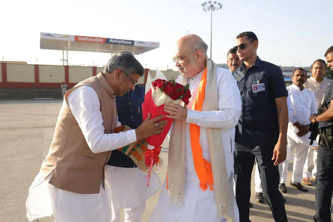 अमित शाह का भाजपा प्रदेश अध्यक्ष और नेता प्रतिपक्ष ने रांची एयरपोर्ट पर किया स्वागत