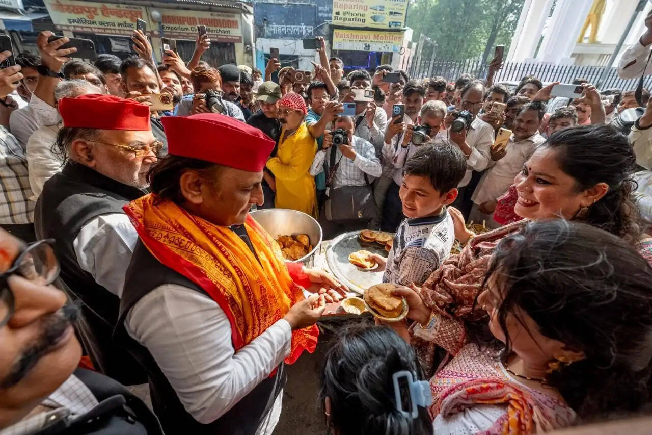 लखनऊ समेत अवध क्षेत्र के जिलों में दिखी बड़े मंगल की धूम, भाजपा प्रदेश अध्यक्ष पंकज चौधरी और सपा अध्यक्ष अखिलेश यादव ने बांटा प्रसाद