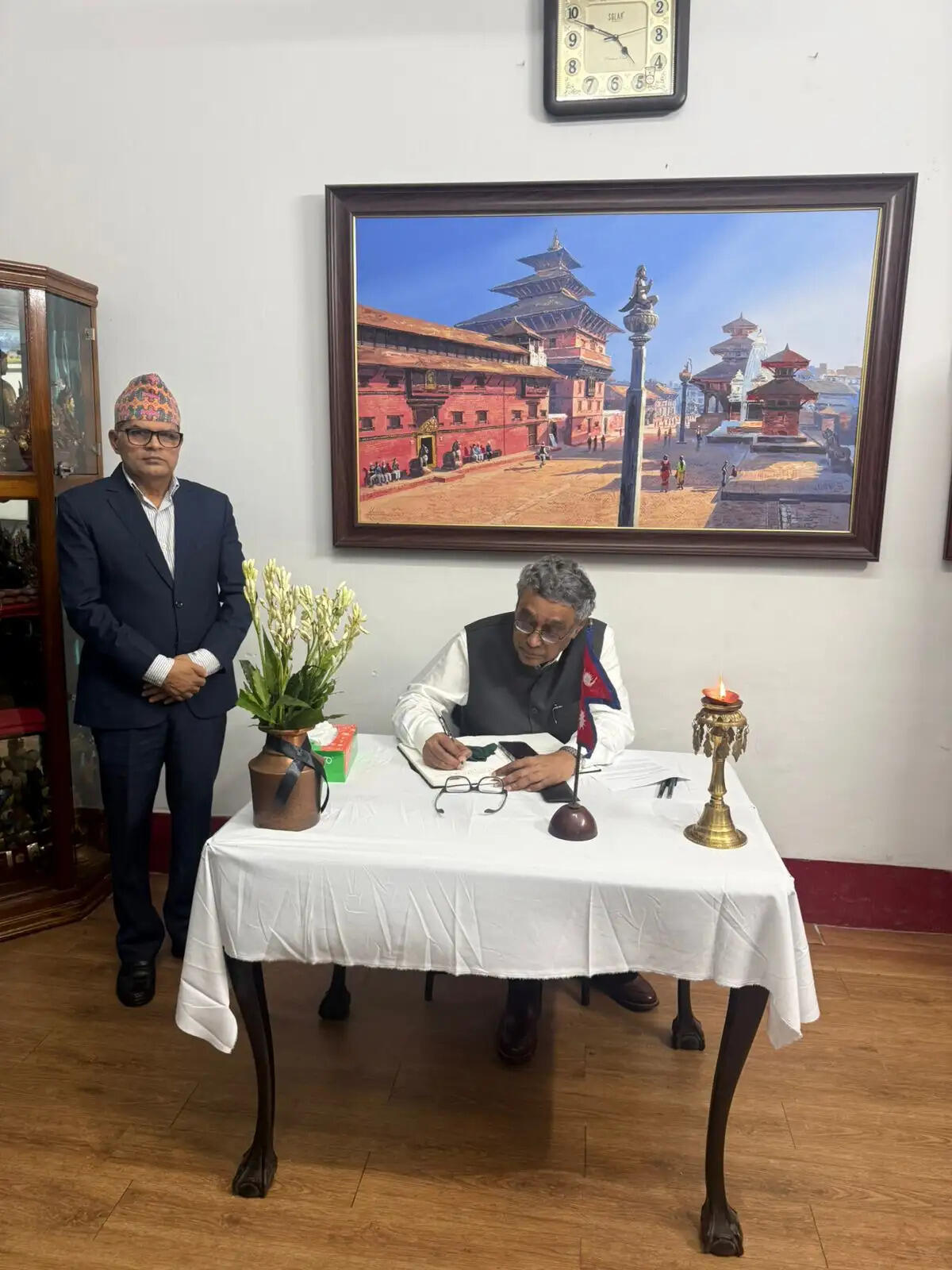 नेपाल त्रासदी पर बंगाल सरकार ने जताया शोक, मंत्री स्वपन दासगुप्ता ने शोक पुस्तिका पर किए हस्ताक्षर