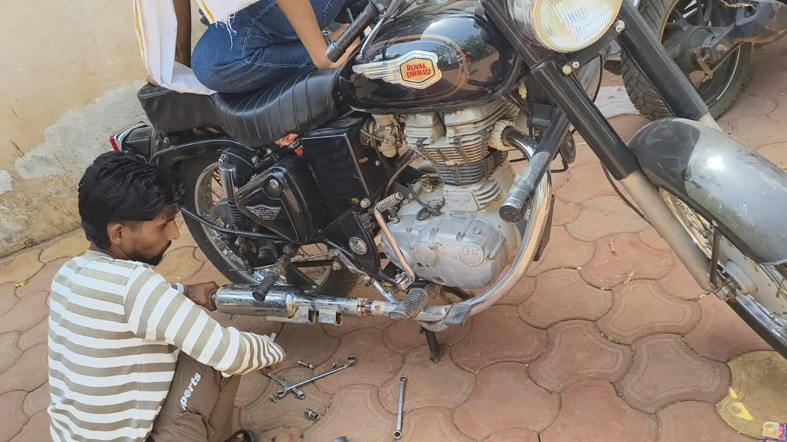अशोकनगरः बुलेट से पटाखा छोडऩा पड़ा भारी, मॉडिफाइड साइलेंसर जब्त