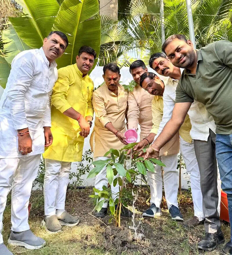 इंदौरः जल संसाधन दिवस पर मंत्री सिलावट ने पौधारोपण कर दिया जल संवर्धन का संदेश