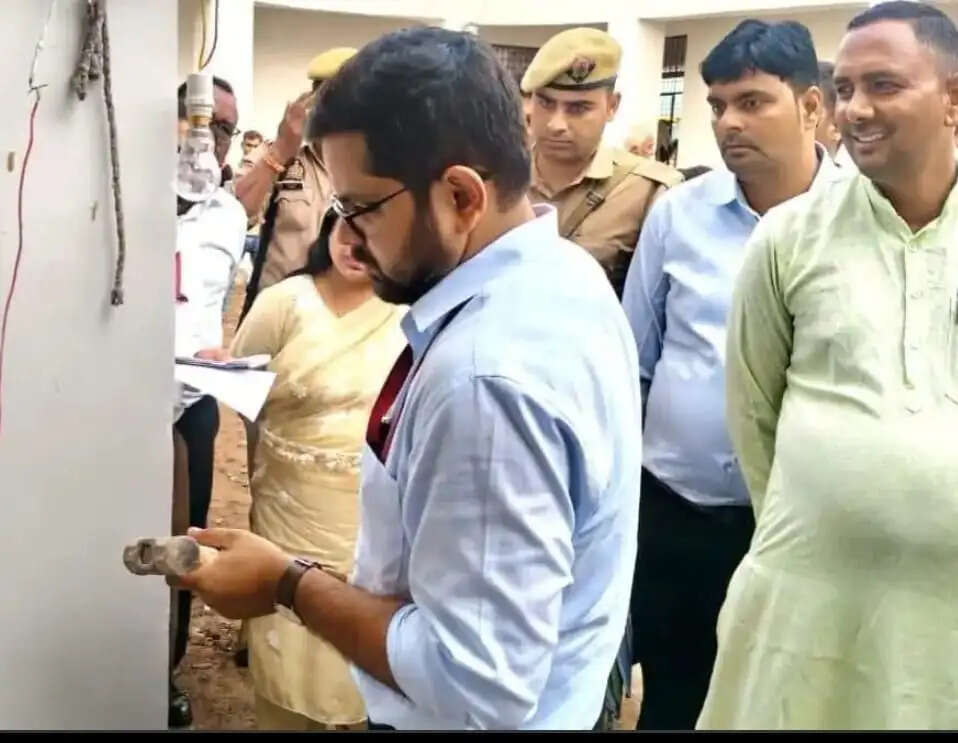 हथौड़ा मारकर डीएम ने परखी भवन की गुणवत्ता