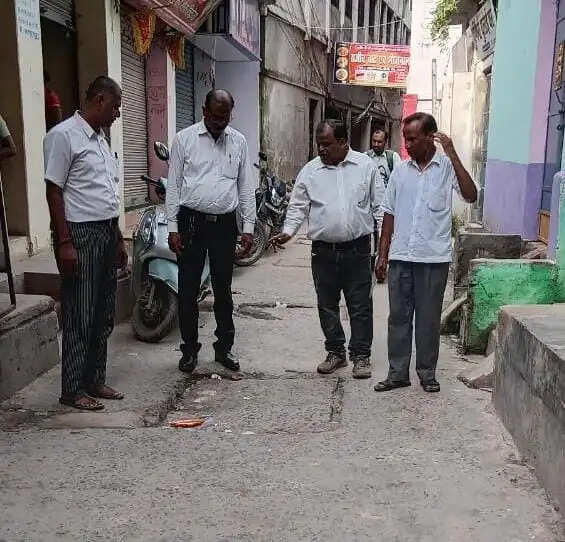 लोक अदालत की टीम ने शहर के नाला निर्माण की जांच की