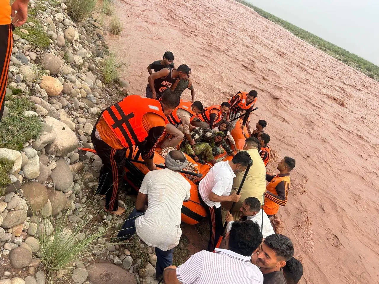 उज्ज नदी में अचानक बढ़ा जलस्तर, नदी में फंसे 7 लोगों को पुलिस व एसडीआरएफ सुरक्षित निकाला