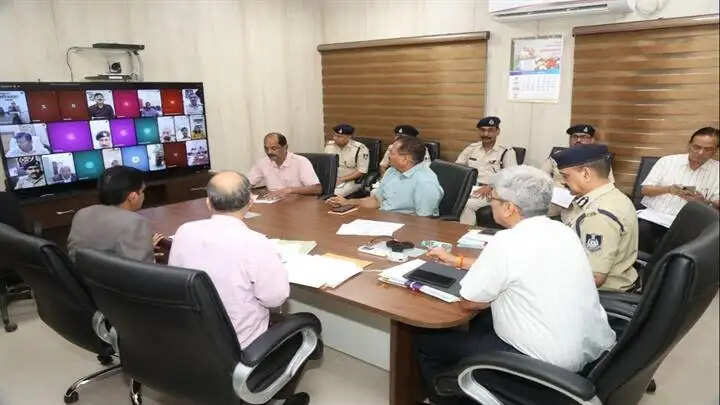 ग्वालियरः संभागीय आयुक्त एवं आईजी ने संभाग स्तरीय बैठक में की राहत प्रकरणों की समीक्षा