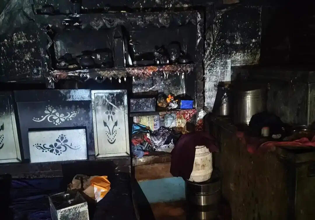 आग में जलकर बेटी की शादी का सामान व पिता का अरमान खाक