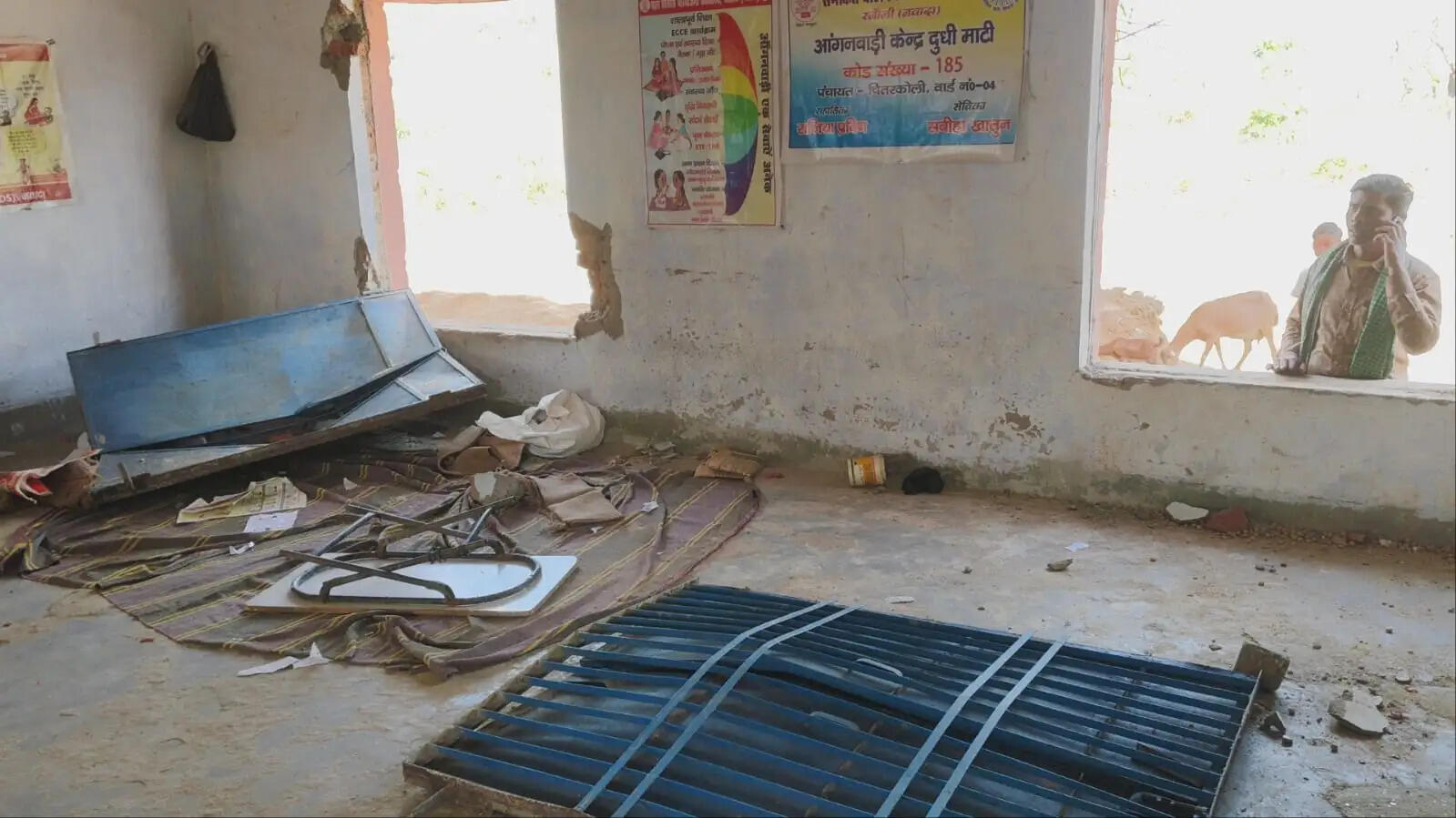 गढ़दिबौर में हाथियों का तांडव, स्कूल में तोड़फोड़।