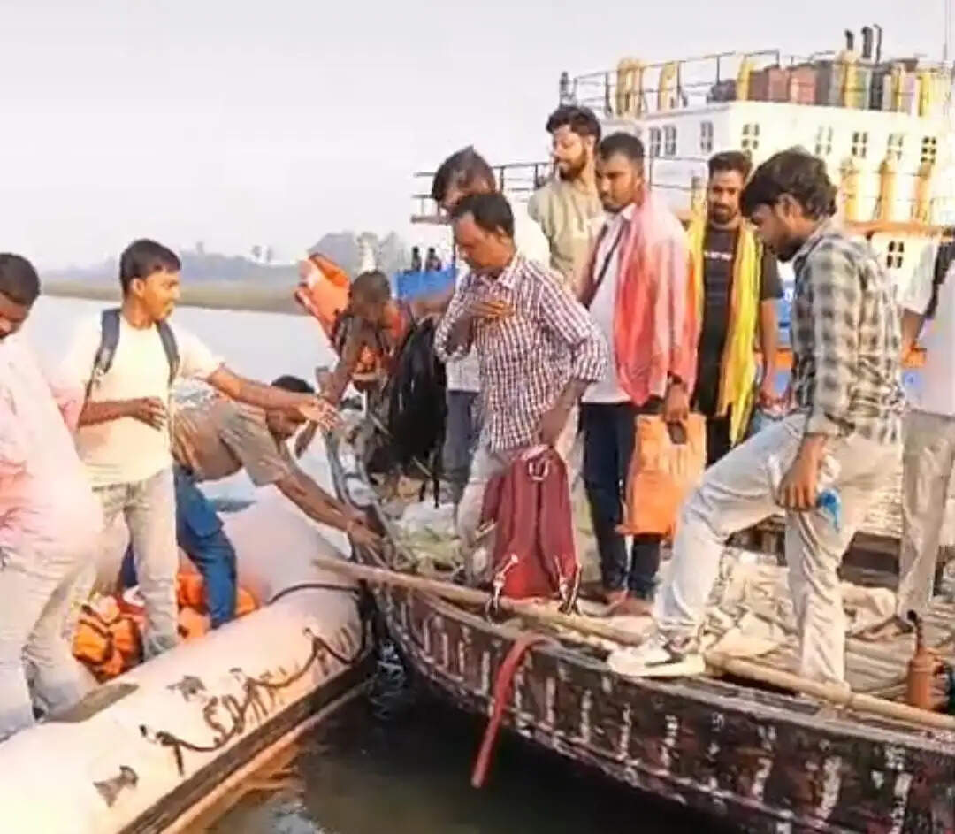 बीच गंगा नदी में खराब हुई नाव, एसडीआरएफ ने सभी यात्रियों को सुरक्षित निकाला