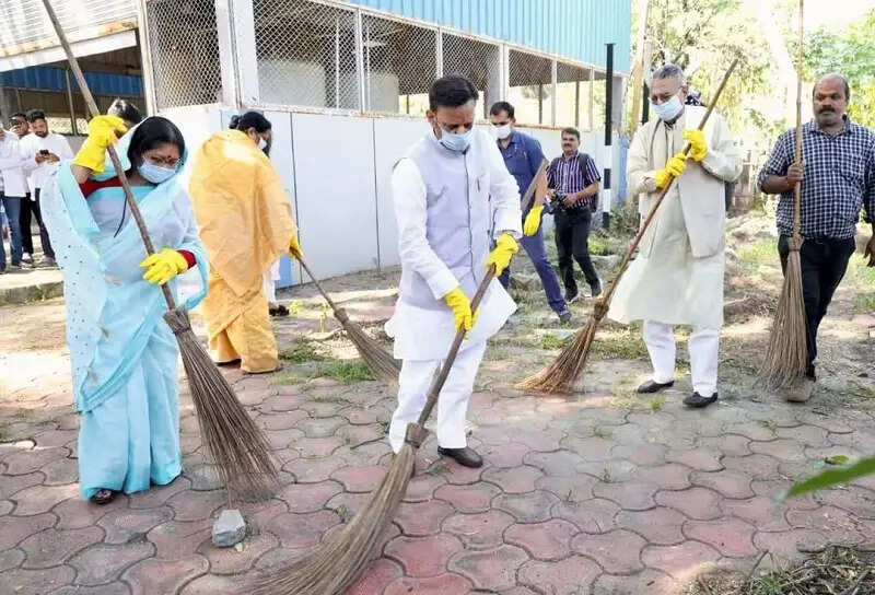 स्वच्छता को अपनी आदत बनाएं, स्वच्छ एवं स्वस्थ भारत के निर्माण में दें योगदान : उप मुख्यमंत्री शुक्ल