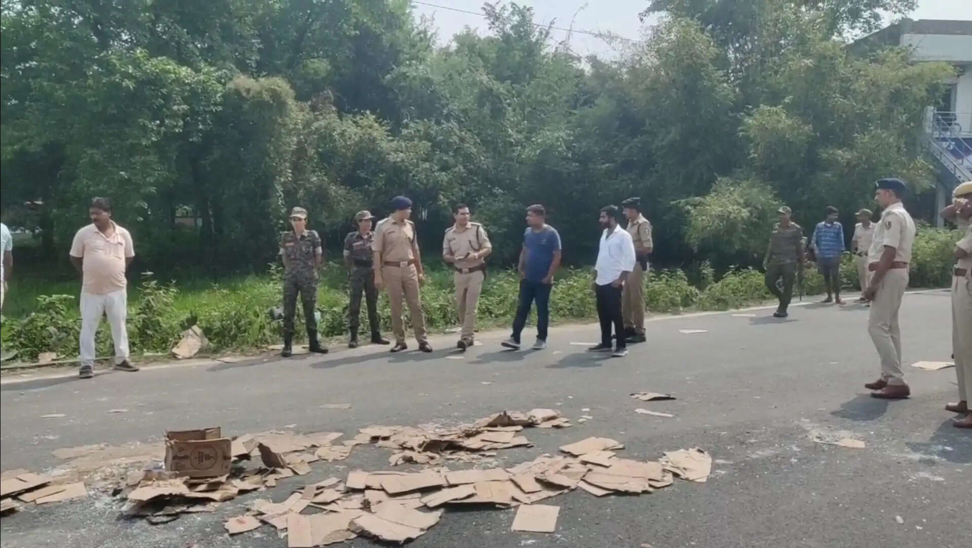 सड़क हादसे में दुर्घटनाग्रस्त ट्रक पर लोडेड विदेशी शराब को ग्रामीणों ने लूटा