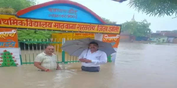 झांसी में 24 घंटे से हो रही मूसलाधार बारिश,महानगर समेत जनपद हुआ पानी-पानी