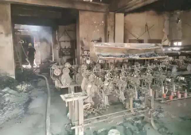 ग्वालियर में तीन मंजिला इमारत में लगी आग, दो दमकलकर्मी और 12 साल का बच्चा घायल