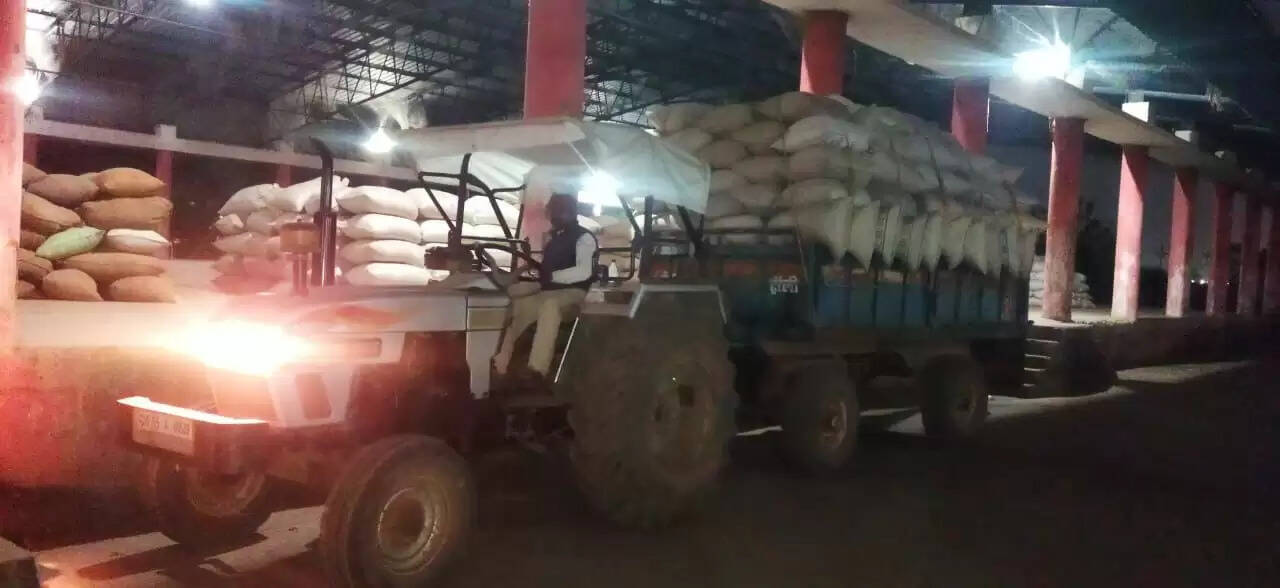 धमतरी में अवैध धान परिवहन करते हुए 68 क्विंटल धान जब्त