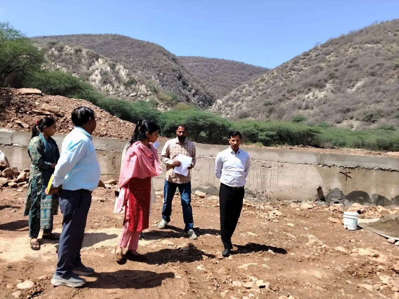 अलवर कलक्टर ने किया जल संरक्षण के कार्यों, फूड स्ट्रीट एवं एनकेप फण्ड से कराए जा रहे विकास कार्यों का निरीक्षण