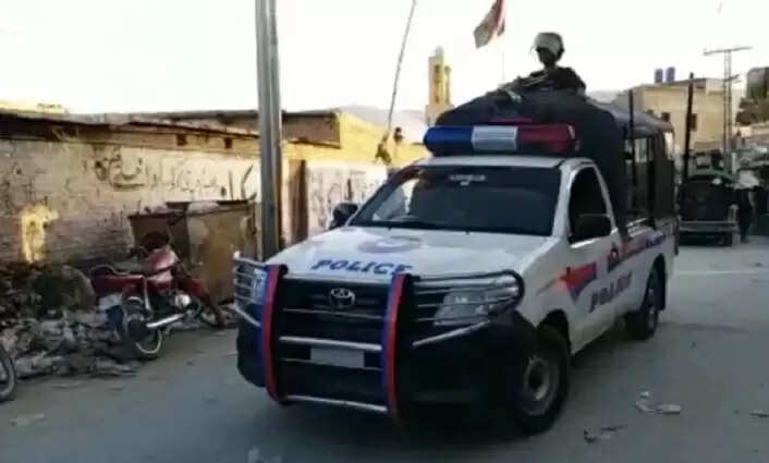 पाकिस्तान में आतंकवादियों ने पुलिस वैन को बनाया निशाना, हमले में तीन की मौत