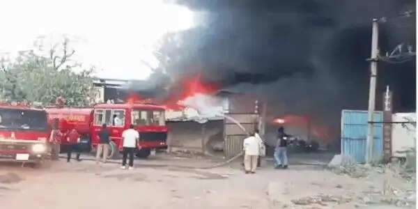 भीलवाड़ा में गत्ता फैक्ट्री में भीषण आग, लाखों का माल खाक