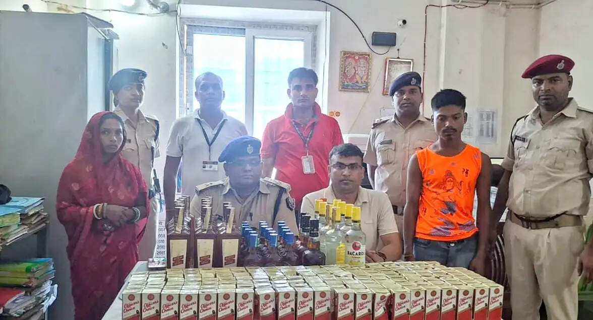 गरीब नवाज एक्सप्रेस से अंग्रेजी शराब बरामद, महिला समेत दो तस्कर गिरफ्तार