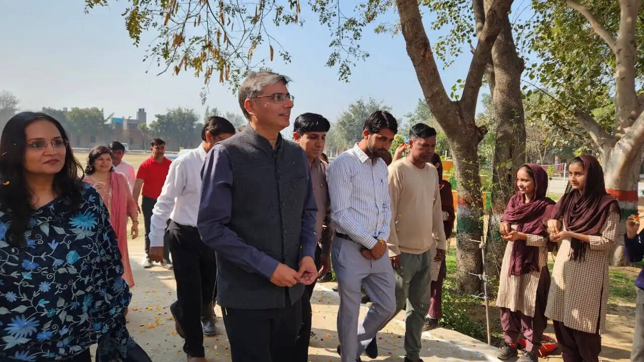 फरीदाबाद : विद्यार्थियों को स्मार्ट कक्षाएं और अनुभवात्मक शिक्षा का मिल रहा लाभ : विकास गुप्ता