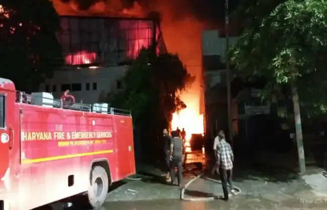रेवाड़ी के औद्योगिक क्षेत्र में दो फैक्ट्रियों में भीषण आग, लाखों का नुकसान