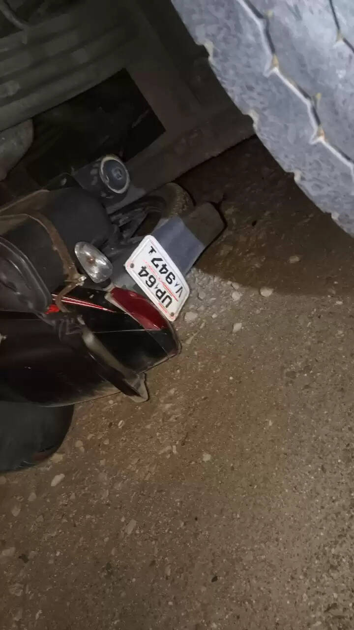 अनियंत्रित ट्रक ने ली तीन मजदूरों की जान, घर लौटते वक्त हुआ दर्दनाक हादसा