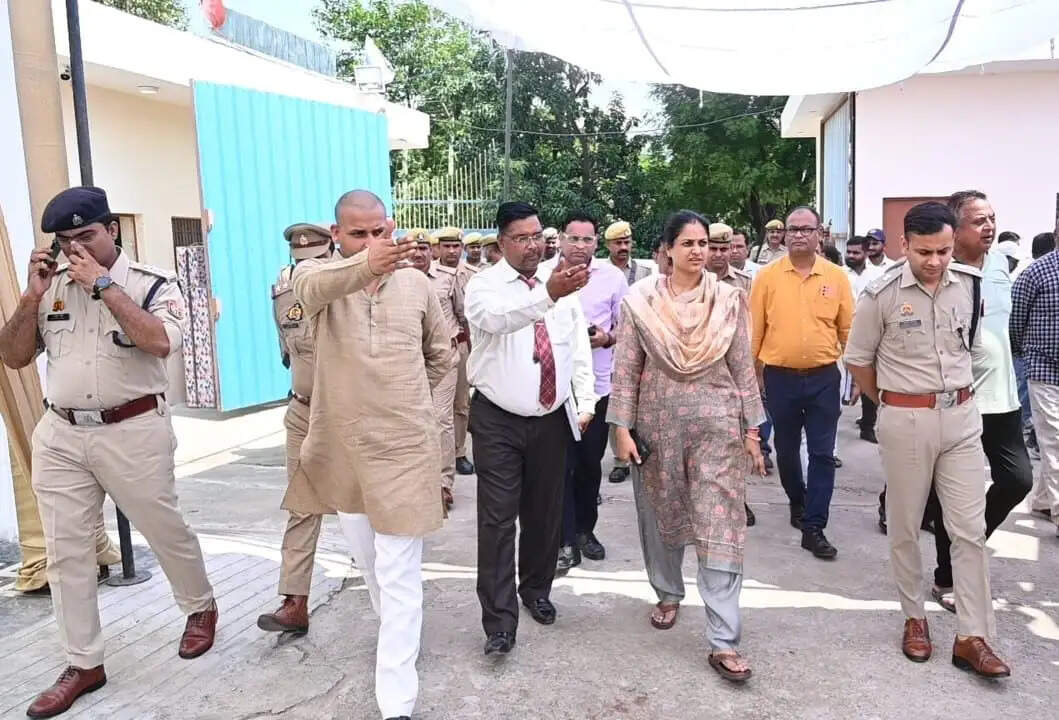 पूर्व राष्ट्रपति रामनाथ कोविद दौरे को लेकर डीएम-एसपी ने कार्यक्रम स्थल का किया निरीक्षण
