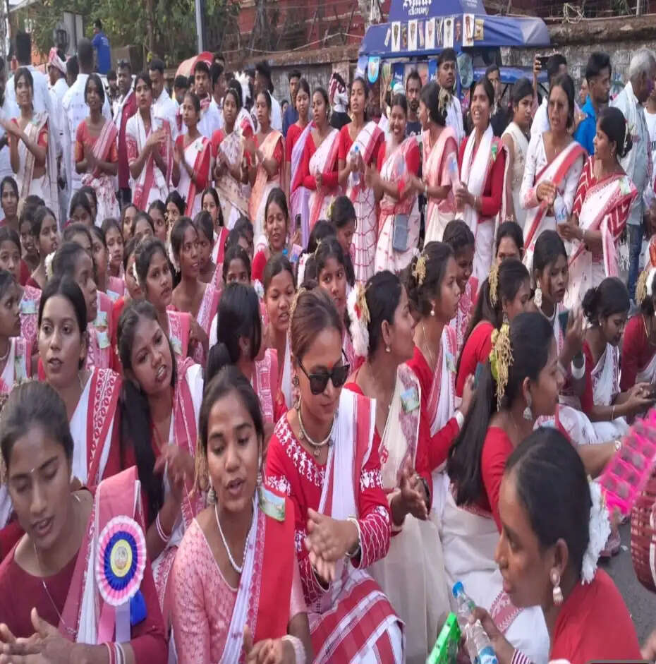 प्रकृति पर्व सरहुल की धूम, ढोल-नगाड़े और मांदर की थाप पर झूम उठी रांची